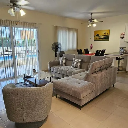 H&o Sea View Beachfront 度假居 Paphos